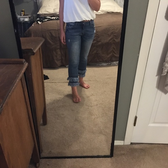 Capri or ankle length jeans shredded bottom - Picture 7 of 9